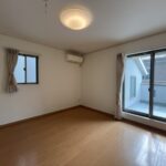 2階南側洋室です。（8帖）バルコニーがございます。
