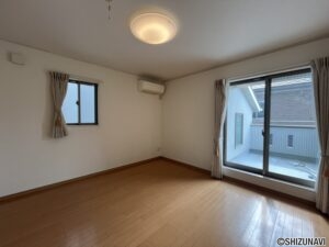 2階南側洋室です。（8帖）バルコニーがございます。