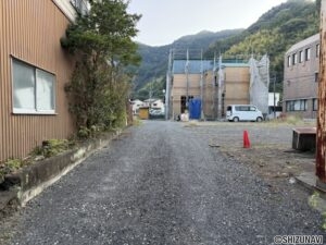 東側道路です