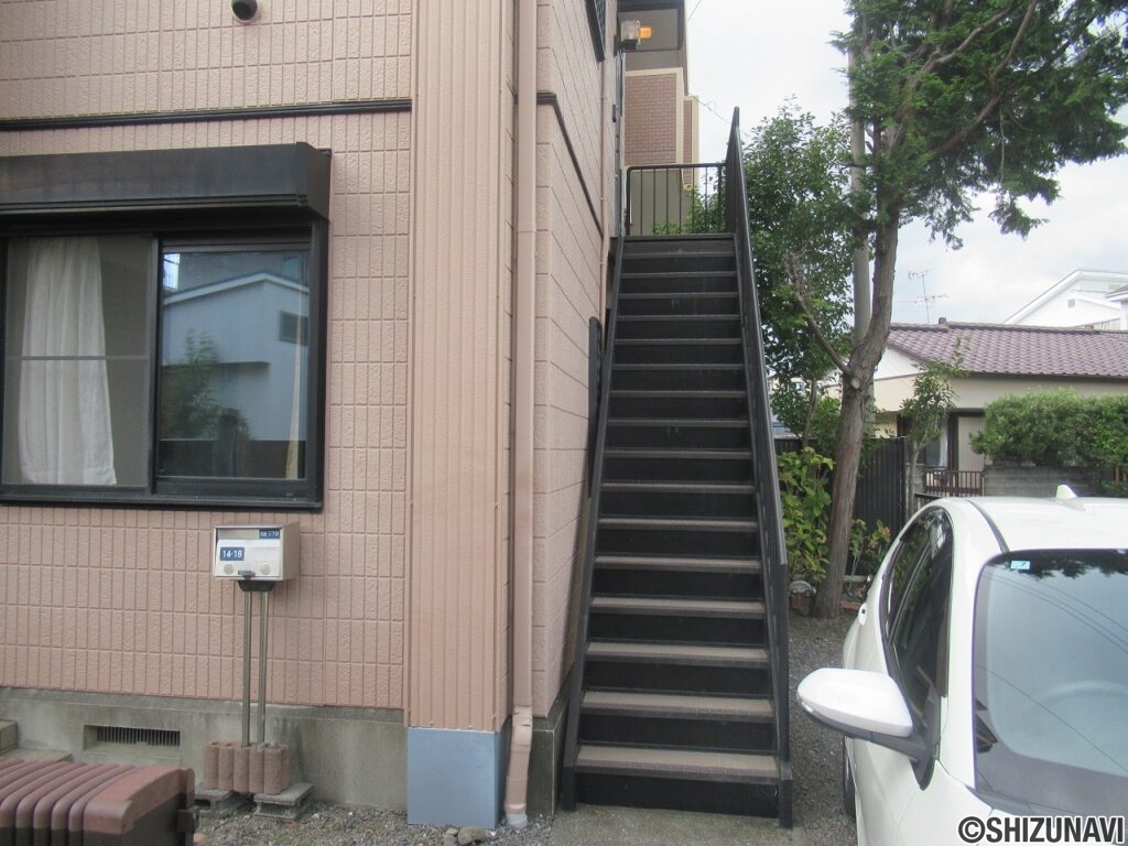 2階玄関への階段