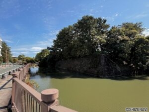 歩いてすぐそばには駿府城跡！