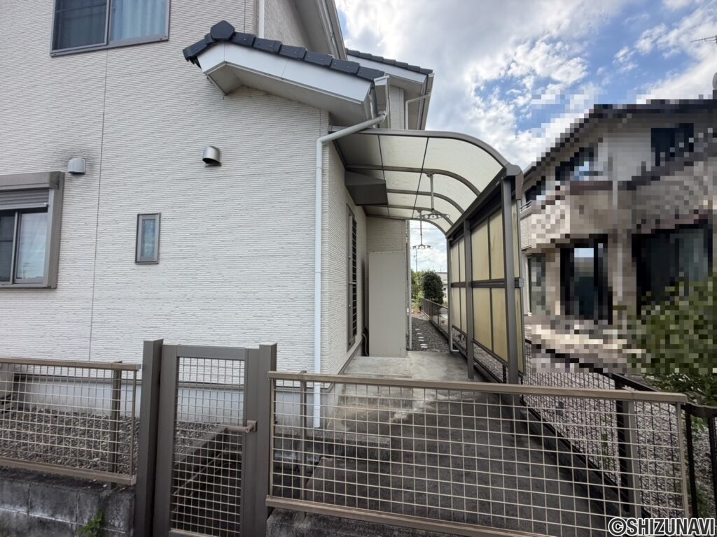 洗濯アーム付きのルーフが勝手口にあります。