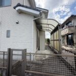 洗濯アーム付きのルーフが勝手口にあります。