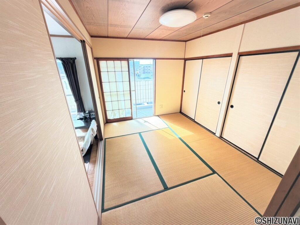 南向きの和室引き戸を開ければ隣の6帖洋室と併せて開放的に利用もできます。