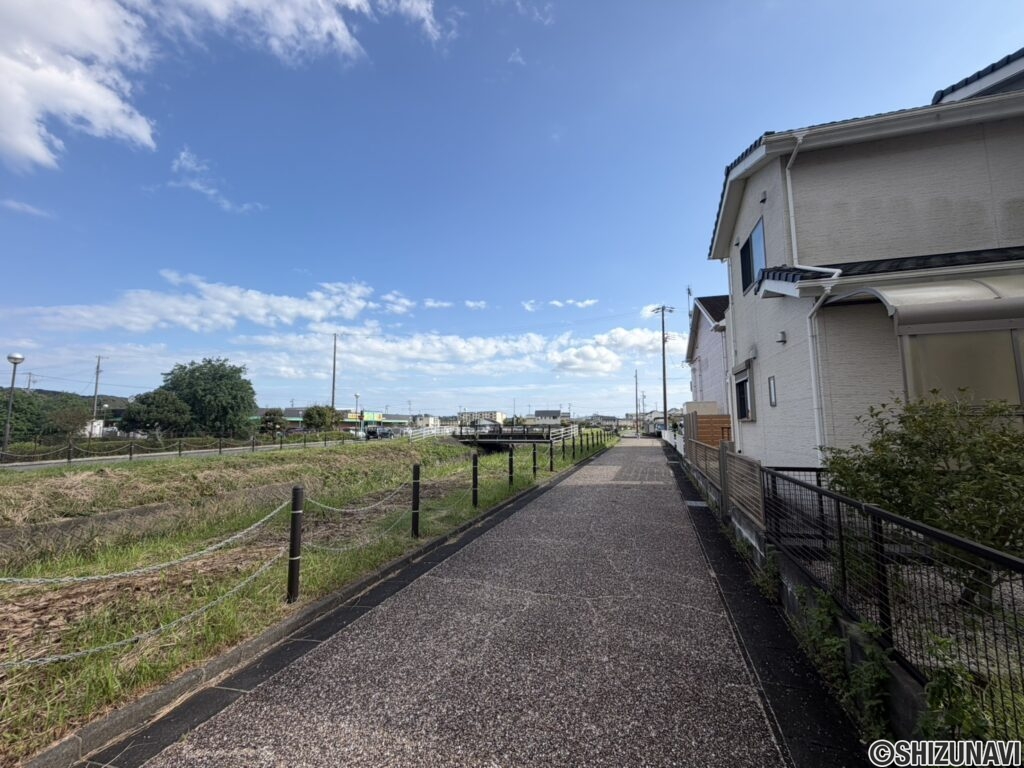 東側は遊歩道のようになっています。