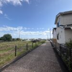 東側は遊歩道のようになっています。